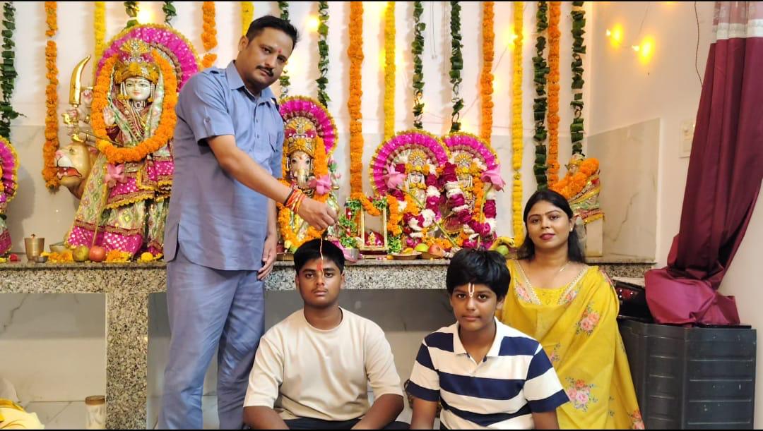 igrangebareilly's tweet photo. पुलिस उपमहानिरीक्षक बरेली परिक्षेत्र @ipsajaysahni द्वारा श्री कृष्ण जन्माष्टमी के पावन अवसर पर परिक्षेत्र कार्यालय बरेली में परिवार व कार्यालय स्टाफ के साथ पूजा-अर्चना कर हर्षोल्लास व धूमधाम से श्रीकृष्ण जन्माष्टमी का पावन पर्व मनाया। https://t.co/ULbaLfQd5z