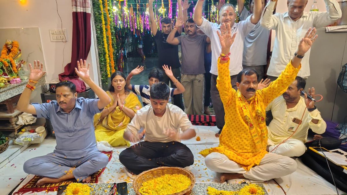 igrangebareilly's tweet photo. पुलिस उपमहानिरीक्षक बरेली परिक्षेत्र @ipsajaysahni द्वारा श्री कृष्ण जन्माष्टमी के पावन अवसर पर परिक्षेत्र कार्यालय बरेली में परिवार व कार्यालय स्टाफ के साथ पूजा-अर्चना कर हर्षोल्लास व धूमधाम से श्रीकृष्ण जन्माष्टमी का पावन पर्व मनाया। https://t.co/ULbaLfQd5z