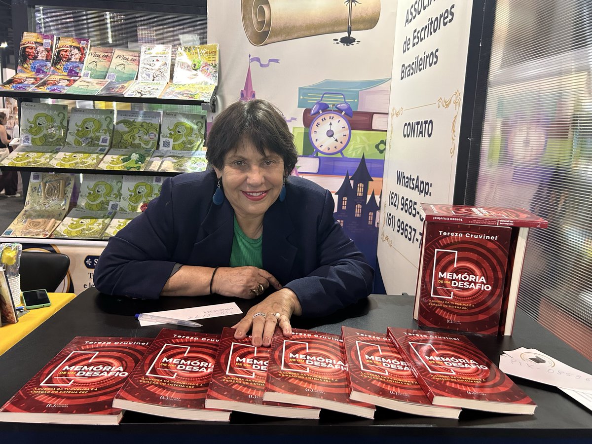 TerezaCruvinel's tweet photo. Autografando meu livro “Memória de um desafio - a Güerra  da TV Pública” na Bienal Internacional do Livro de SP” . https://t.co/fh1FC3DSsk