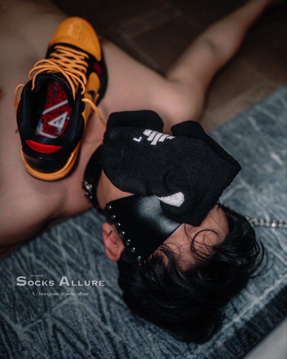 socks_captive's tweet photo. 無腦人型犬的訓練——
脫下冒熱氣的球襪，一聞馬上進入高潮🥵

9月中在 成都，有沒有賤畜想要伺候？ https://t.co/WAcdC2vq1D