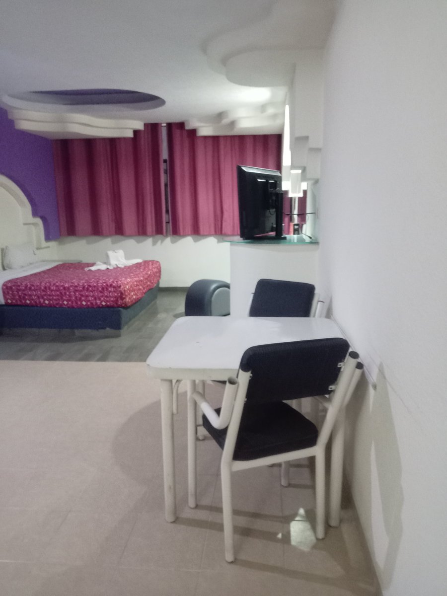 sassa96u's tweet photo. Ya instalados en el motel Bermudas, alguna pareja o Single.. https://t.co/FCNUEjyHis
