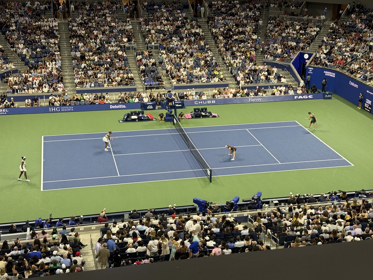 DannyParkins's tweet photo. A little Venus/Serena doubles on a Friday night at the US Open in NY https://t.co/E0u63clo0O