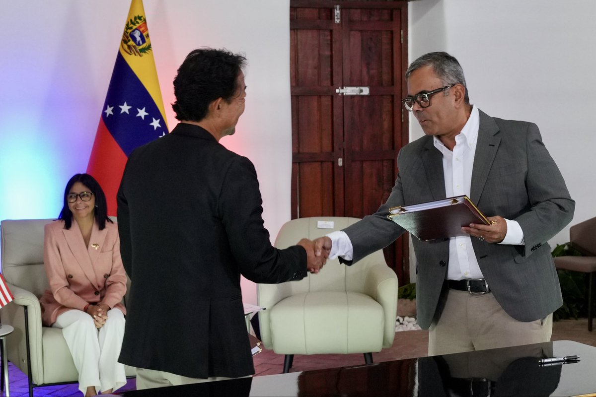 usembassyve's tweet photo. La empresa estadounidense @miyamotointl firmó un contrato con el gobierno interino para retirar y procesar tres millones de toneladas de escombros en las zonas afectadas por los terremotos. Este esfuerzo público-privado despliega maquinaria pesada, capacidades y mano de obra del sector privado venezolano. También brinda apoyo de ingeniería fundamental para la recuperación económica de Venezuela bajo el plan de tres fases de @POTUS y @SecRubio.