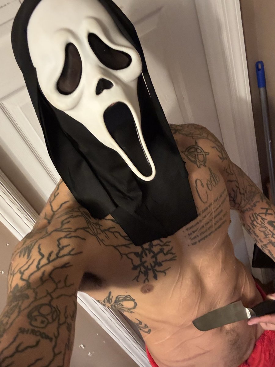 PaisanoPapi98's tweet photo. Knife play anyone👀😈 #ghostface #maskedman #sexy #darkromance #fantasy https://t.co/XeUpcbh4iQ