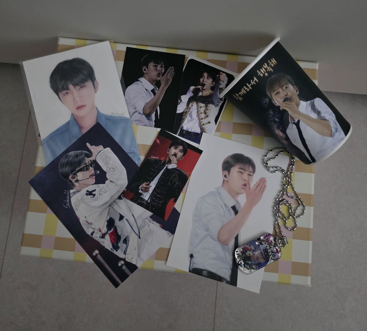 sabana0125's tweet photo. 오늘은 어제와 같은 장소에서 4시에 나눔을 합니다. 목걸이 5개는 음싸2 +1 확인합니다  포토카드  + 엽서는 일 100 명
이따 만나요  동문 정자입니다 https://t.co/G2zmxru6KV