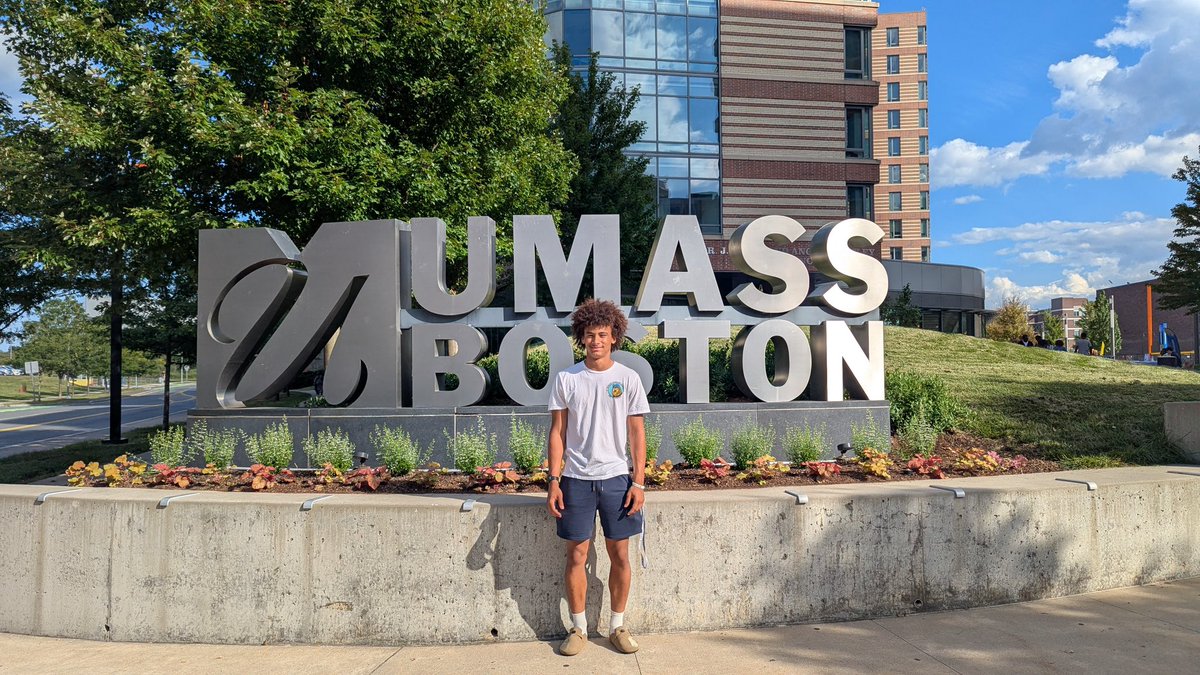 MovesByMalachi's tweet photo. So happy coach came by @Beacons_MBB https://t.co/qPK1xA5ok5