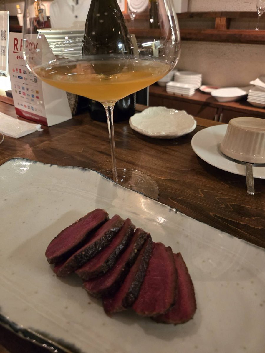 AffabileBar's tweet photo. 🦌 夏の雄鹿を味わう。

対馬産・雄の仔鹿ロースが入荷しました。

黒胡椒とEXVオリーブオイル、ギリシャの白ワイン「ロディティス」でマリネし、シンプルに焼き上げています。

繊細な赤身の旨味に、ロディティスを合わせて🍷

お客様から素敵なお写真もいただきました📷
ありがとうございます😊 https://t.co/PbSeP3B7Xj