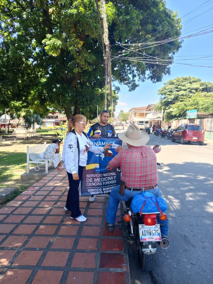 SENAMECFBarinas's tweet photo. Funcionarios del #Senamecf, adscritos a la sede de Socopó en el municipio Antonio José de Sucre, realizan un abordaje comunitario en la Plaza Bolívar del centro de esta localidad, enfocado en sensibilizar a la ciudadanía sobre la importancia de la seguridad vial. https://t.co/hwXW39JdB3