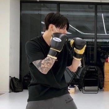 servcuntmin's tweet photo. omg i can’t why is he genuinely training to be a war machine https://t.co/kPThGGgQ7h