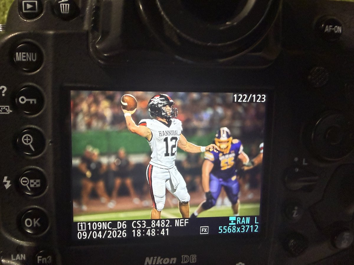 CheapSeatsPhoto's tweet photo. 5:05 left in the 1st Qtr
@HannibalFootbal - 7
@EurekaFootball - 7

@EhsFbBoosters @EHSActivityDir @sink_corey @b_pearson @myleaderpaper @hssportscaravan @GSV_STL @STLhssports @MoScoreboardGuy https://t.co/AHFCPYAZSv
