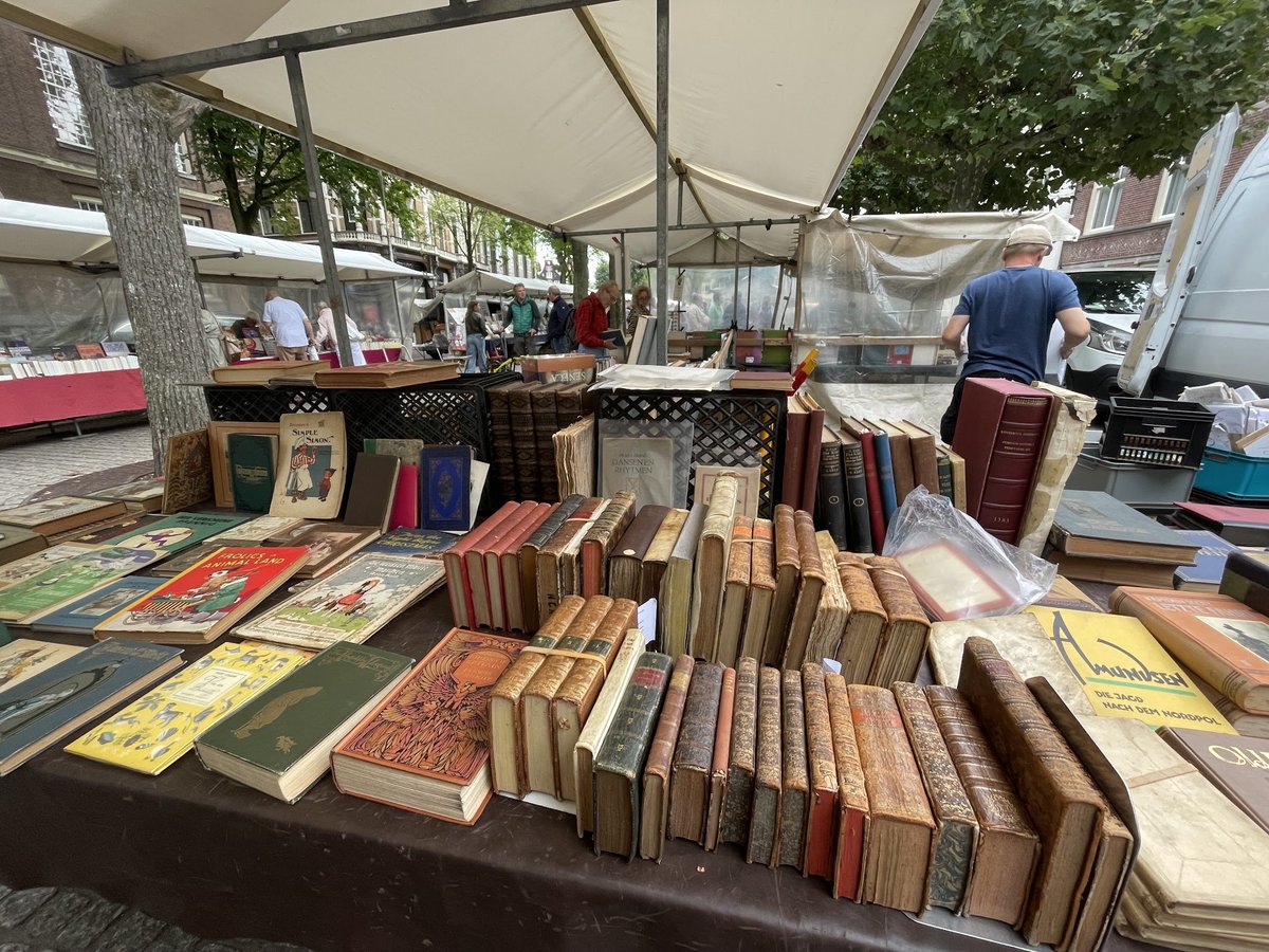 andreasharsono's tweet photo. Bila ke Amsterdam, saya usul datangi "pasar buku" di daerah Spui, dari toko buku besar sampai pedagang kaki lima, dari lukisan sampai poster, semua ada https://t.co/QQofJ16TaN https://t.co/mwvThMFQfc