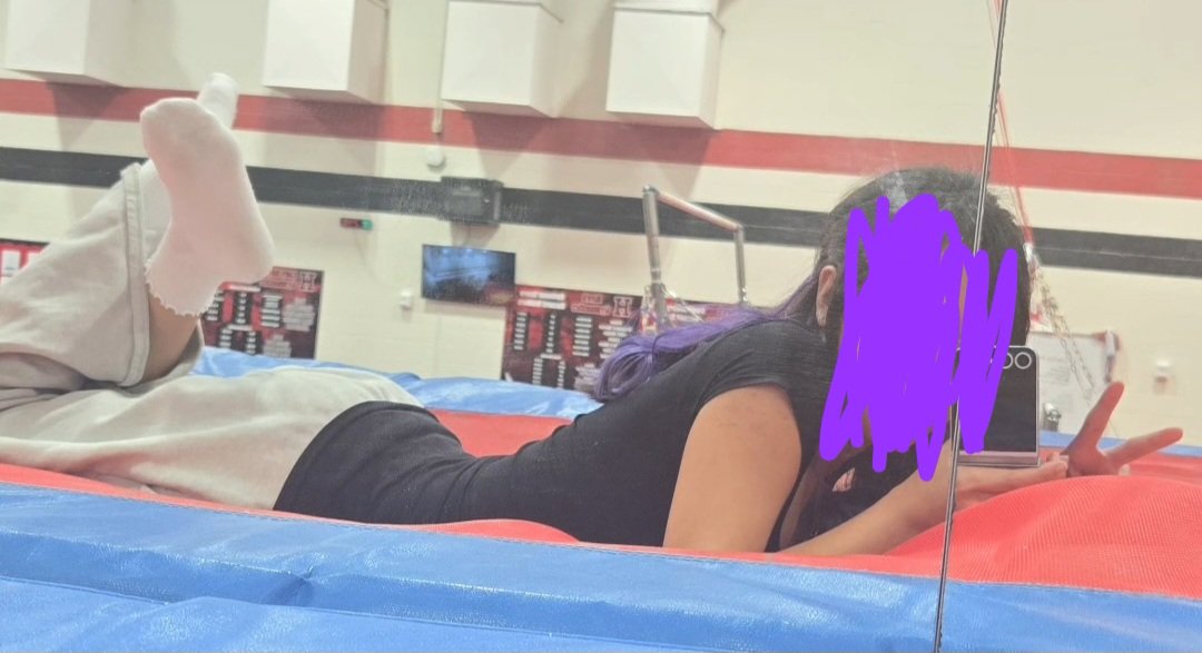 VisionsVivs's tweet photo. #edrtwtㅤ was in gymnastics td and I rlly wished I looked like my reflection, I rlly do still have a gut. https://t.co/nKYxDQ1Xxc