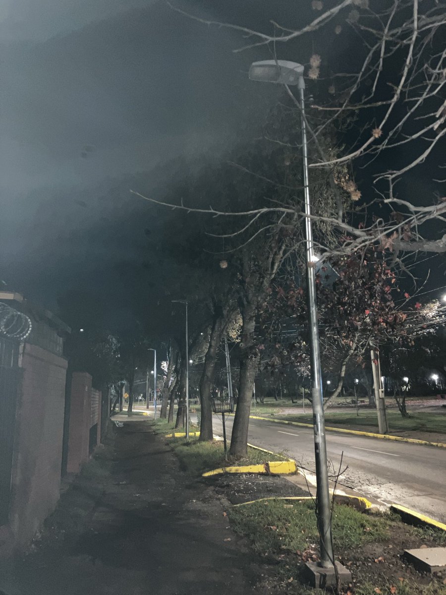 IgnacioEL's tweet photo. @TVN @penalolen LUEGO LLUVIAS 16 al 21/7/26 LUMINARIAS DE MARIANO SÁNCHEZ FONTECILLA 11.000 FALLARON Y SE MANTIENEN SIN REPARACIÓN/APAGADAS. VERDAS A OSCURAS Y PELIGROSAS, DESDE QUE SE INSTALARON LAS LUMINARIAS HAN FALLADO LUEGO DE LLUVIAS.MUNI. NO SOLUCIONA.😡 https://t.co/edkeyy5mkz