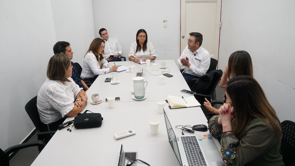 richardcaicedo's tweet photo. Hoy, en Bucaramanga, mi ciudad, asistí a reuniones muy provechosas con rectores, líderes territoriales, secretarios de educación de los cuatro municipios del área metropolitana y la Gobernación de Santander, para desarrollar alianzas que fortalezcan el acceso a la educación superior de los estudiantes de estratos 1, 2 y 3, así como favorecer las apuestas de internacionalización entrante y saliente. Como presidente del @ICETEX reanudo mi compromiso con los sueños de los jóvenes colombianos.