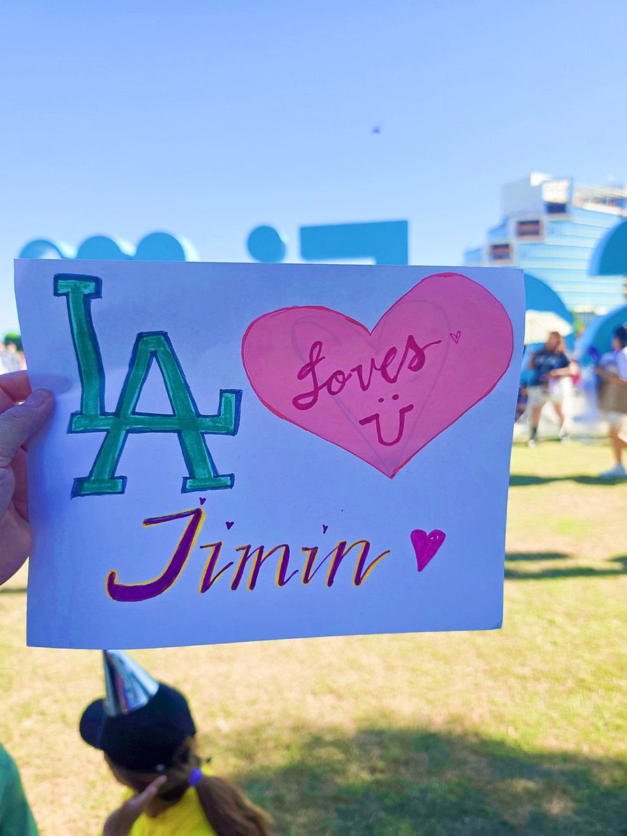 jimin95143's tweet photo. Four nights of Jimin in LA = making more handmade declarations of love...Because how could I possibly let my baby wonder whether LA loves him??? 😭
I NEED VISUAL PROOF 😭😭😭 https://t.co/icCrTqpZ1y
