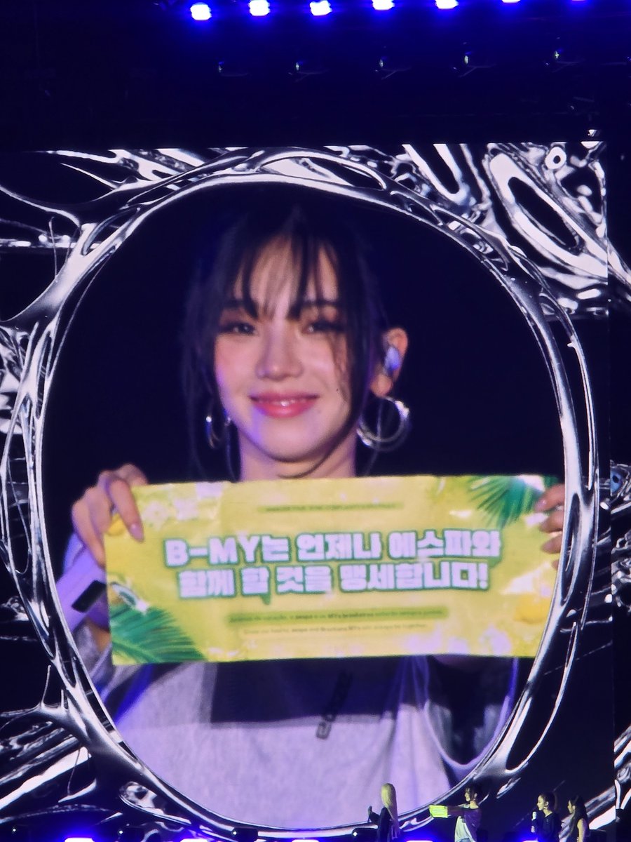 lalisanrios's tweet photo. A KARINA PEGOU O HANDBANNER 😭😭😭😭😭😭 https://t.co/ttC3ZcGltA