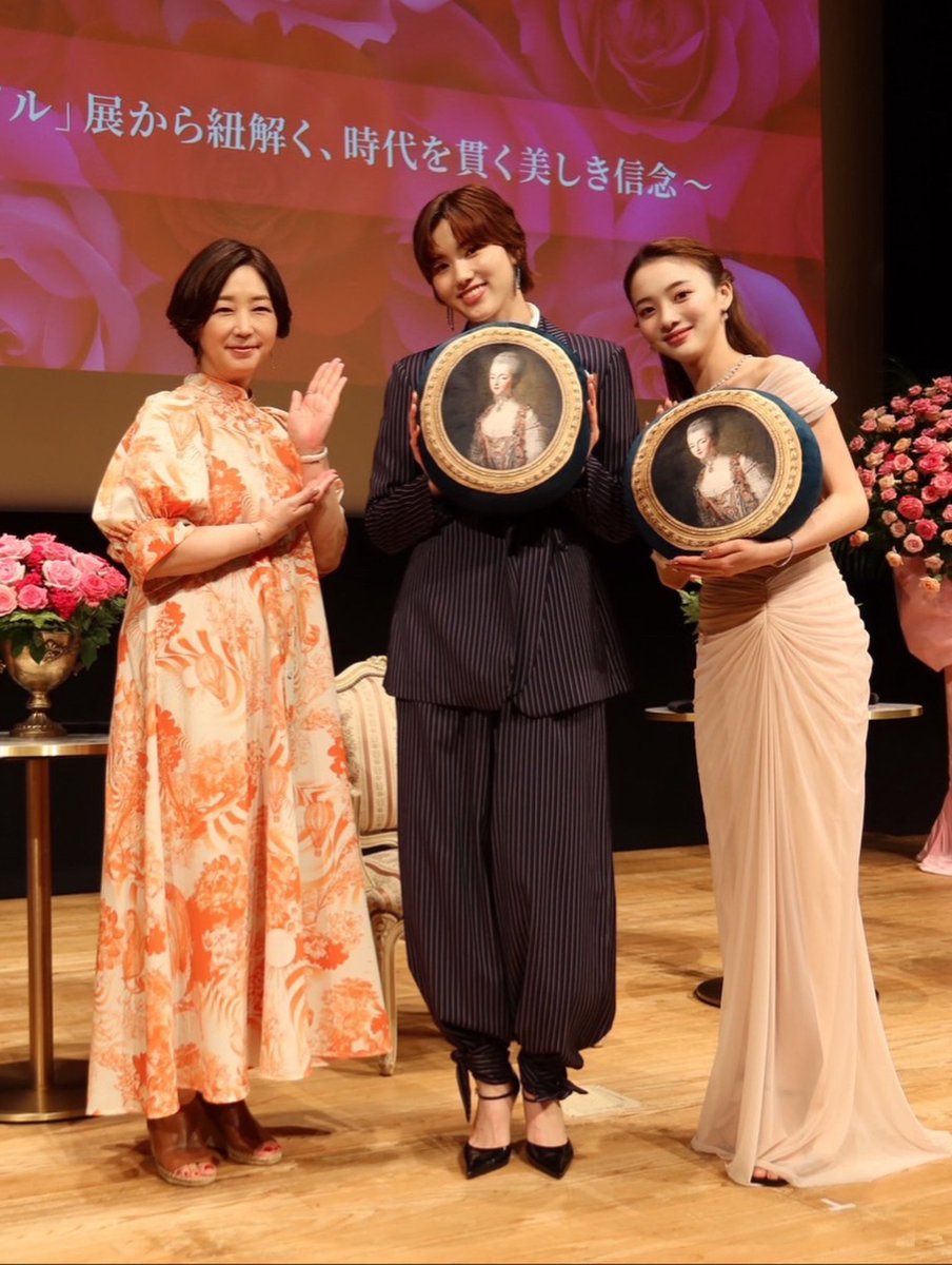 AyaxAyaX827's tweet photo. 『AYAスタイル』
～「マリー・アントワネット・スタイル」展から紐解く、時代を貫く美しき信念～
トークイベントが無事終わりました★
たくさんの素敵なお客様にご来場頂き、楽しい時間を過ごす事ができました🩷

特別すぎるゲスト
彩風咲奈様..咲さん🩵

司会には宝塚カフェブレイクでご一緒させて頂いておりました中井さん✨

今だから話せるとっておきエピソードを沢山お話しできて本当に幸せでした💛