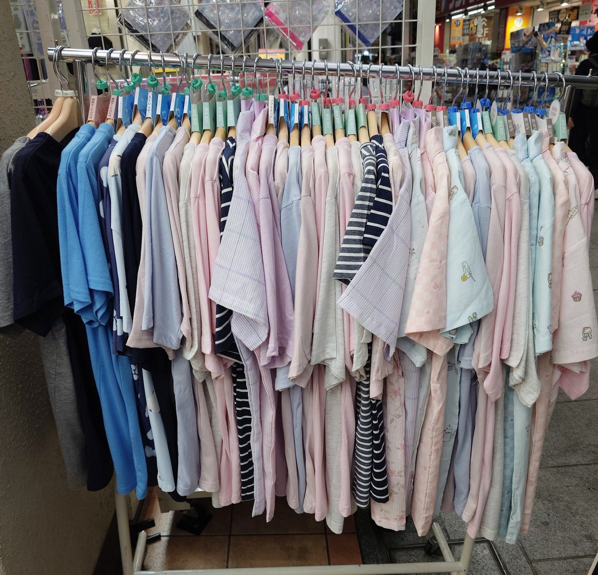 Marble194710's tweet photo. おはようございます。本日はマーブル恒例の得の市です。店頭はパジャマ、グンゼの夏物インナー、カーディガンが超特価となっております✨他にも夏物値下げ品が多数ありますのでぜひご覧下さいませ！！

#マーブル #マーブル吉祥寺店 #吉祥寺 #営業中 #得の市 #超特価 https://t.co/O8NtEIwgLb
