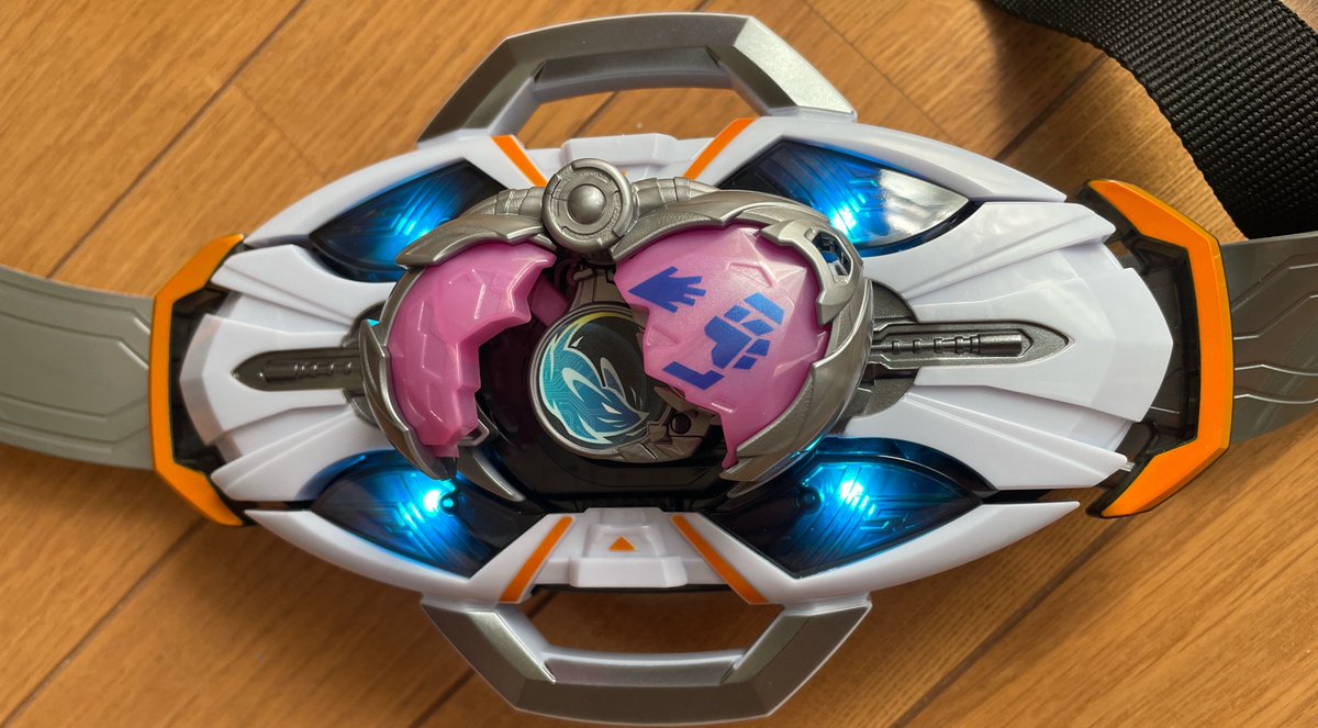 harukaze2953's tweet photo. ウッキウキで開けて胸に装着しようとしたんですよ…

身長デカいもんでまけなかったんですよマイスドライバー君

腰は余裕だったから腰ベルトでしか遊べねーwwwww https://t.co/N9vpWVMHdN