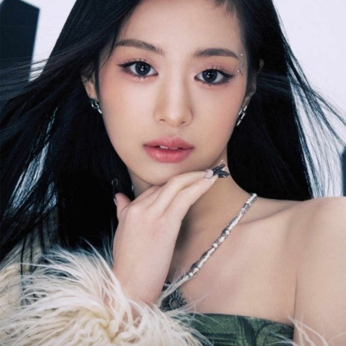ahyeonsbase's tweet photo. BABYMONSTER’s Ahyeon response to a fan’s question about whether being famous is hard and if she had the chance, whether she would reject being an idol:

“Pain is the only thing I paid for being an idol, so I’ll risk it anyway.” https://t.co/DnDGPEopjA