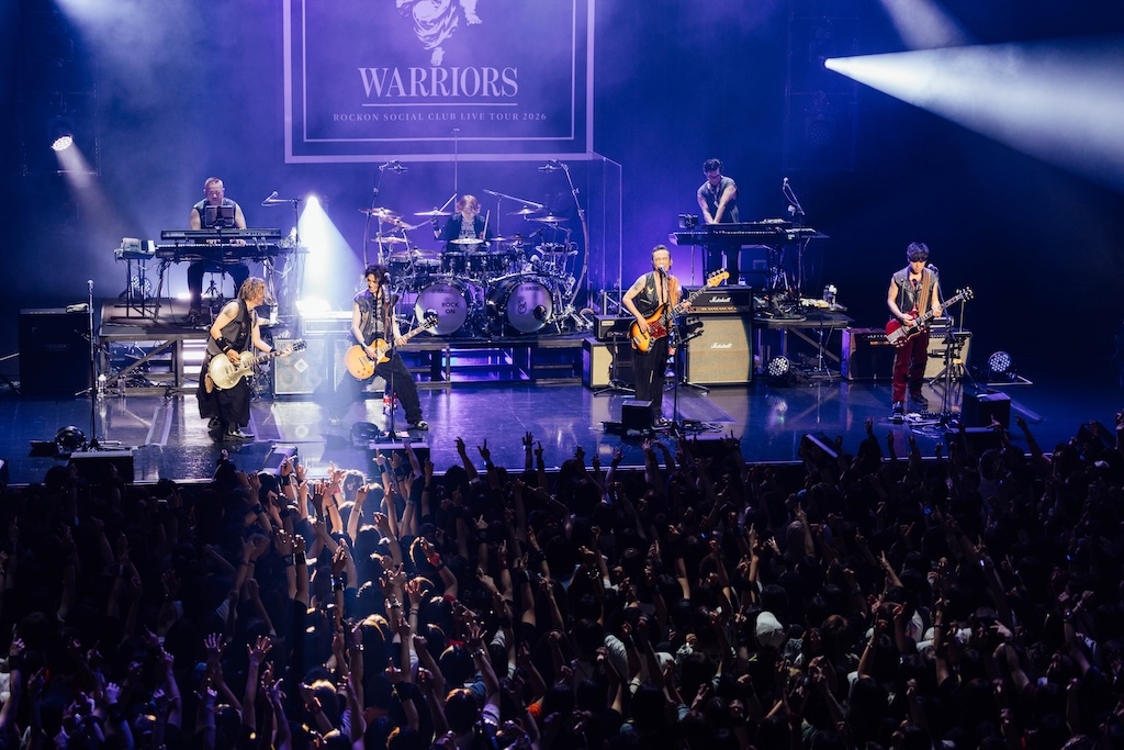 rollingstonejp's tweet photo. 【News】Rockon Social Club
全国ツアー開幕、11週連続配信ジャケットデザイン⼀挙公開も
🔗https://t.co/kYOZlflhCD

━━━━━━━━━━━━━━━━

9⽉3⽇（⽊）・4⽇（⾦）に幕を開けたツアーオフィシャルレポを掲載。ツアーは11⽉のアルバムリリースを跨いで、12⽉28⽇まで全国を巡る。
@rockonsocialclu