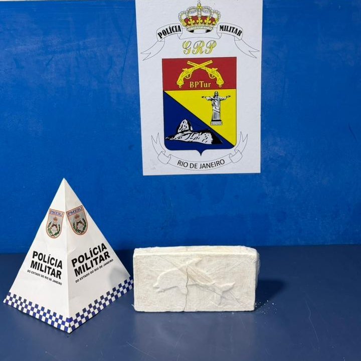 NotciasRio1's tweet photo. ➡️ 1 KG DE COCAÍNA É APREENDIDO | Ação de inteligência do Batalhão de Turismo (#BPTur), resultou na prisão de um suspeito no setor de embarque da Rodoviária do Rio, no Santo Cristo, nesta quinta-feira (03/09). ⤵️ (+) https://t.co/HHvSyXWnkF