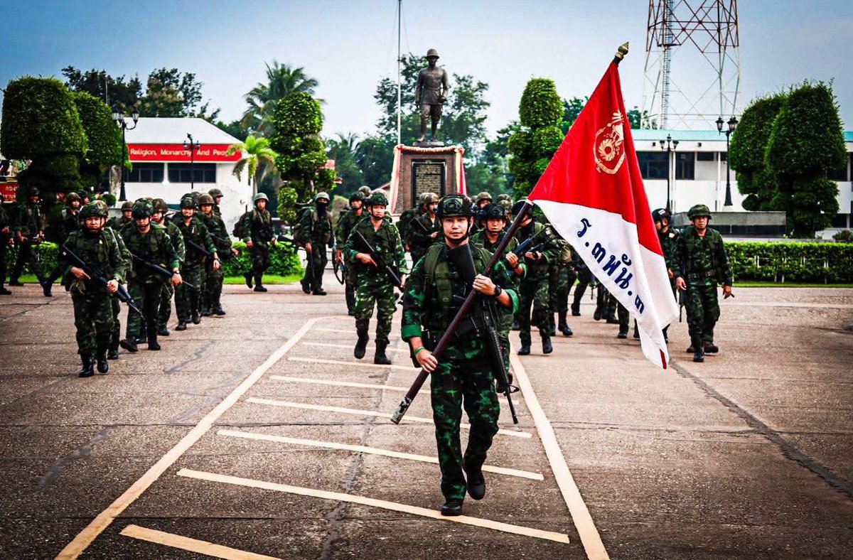 armypr_news's tweet photo. “เดินเร่งรีบ ตรวจสภาพความพร้อมร่างกาย ให้พร้อมทุกภารกิจ” 💯🪖🇹🇭

พ.ท.วิทวัส สิงห์นันท์ ผบ.ร.3 พัน.3 ทำการร่วมเดินเร่งรีบ พร้อมกับกำลังพล บรรทุกอาวุธยุทโธปกรณ์ ประกอบเครื่องสนาม เพื่อแสดงออกถึงความพร้อมด้านกำลังพล ยุทโธปกรณ์  ตลอดจนความพร้อมในการปฏิบัติภารกิจต่างๆ ตามที่ได้รับมอบหมายทั้งในสถานการณ์ปกติ และสถานการณ์ที่ต้องใช้กำลังอย่างเร่งด่วน ให้มีประสิทธิภาพและปฏิบัติได้อย่างทันท่วงที ณ สนามยิงปืนทราบระยะ ร.3 พัน.3 ค่ายพระยอดเมืองขวาง ต.กุรุคุ อ.เมือง จ.นครพนม

#ศูนย์ประชาสัมพันธ์กองทัพบก