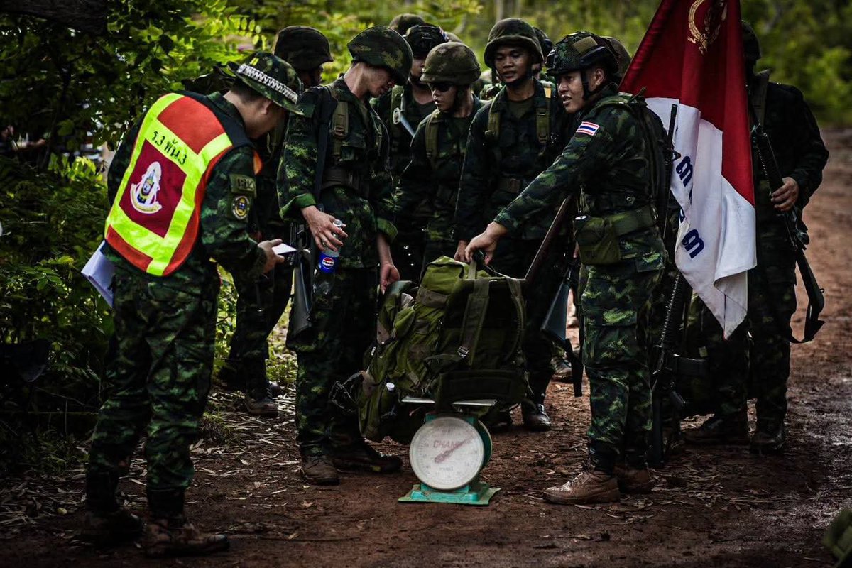 armypr_news's tweet photo. “เดินเร่งรีบ ตรวจสภาพความพร้อมร่างกาย ให้พร้อมทุกภารกิจ” 💯🪖🇹🇭

พ.ท.วิทวัส สิงห์นันท์ ผบ.ร.3 พัน.3 ทำการร่วมเดินเร่งรีบ พร้อมกับกำลังพล บรรทุกอาวุธยุทโธปกรณ์ ประกอบเครื่องสนาม เพื่อแสดงออกถึงความพร้อมด้านกำลังพล ยุทโธปกรณ์  ตลอดจนความพร้อมในการปฏิบัติภารกิจต่างๆ ตามที่ได้รับมอบหมายทั้งในสถานการณ์ปกติ และสถานการณ์ที่ต้องใช้กำลังอย่างเร่งด่วน ให้มีประสิทธิภาพและปฏิบัติได้อย่างทันท่วงที ณ สนามยิงปืนทราบระยะ ร.3 พัน.3 ค่ายพระยอดเมืองขวาง ต.กุรุคุ อ.เมือง จ.นครพนม

#ศูนย์ประชาสัมพันธ์กองทัพบก