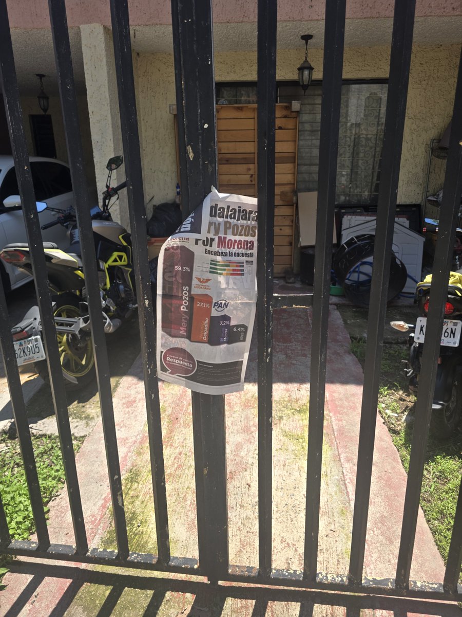 marianabtch's tweet photo. Ayer entre esto pegado en todas las casas de mi zona y el informe de la presidente impreso, entregado de mano en mano me preguntó ¿cuánto gasto el gobierno entre impresiones y personas para hacer esto en todo el país? O acaso fue solo Morena Jalisco en manos de @DrCarlosLomeli https://t.co/Key8DJK4UK
