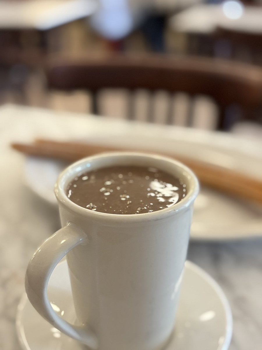 lecrackxbbe's tweet photo. Voy a extrañar este chocolate de la CDMX, está súper delicioso, y lo mejor que no me hacía daño la leche jaja https://t.co/yqE6VHv7ux