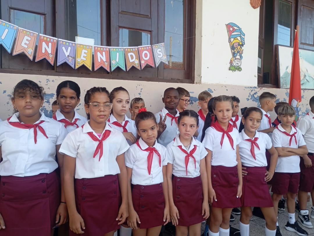 Inspeccdgeplac's tweet photo. #CubaesraFirme  Ni el bloqueo economico financiero  contra nuestro Pueblo  .Ni las campañas  para desacreditar el inicio De nuestro curso escolar 2026 2027 fueron impedimentos para el encuentro del primero de septiembre. #CibaViveyTrabaja #CubaMined https://t.co/lowS7F4RrB