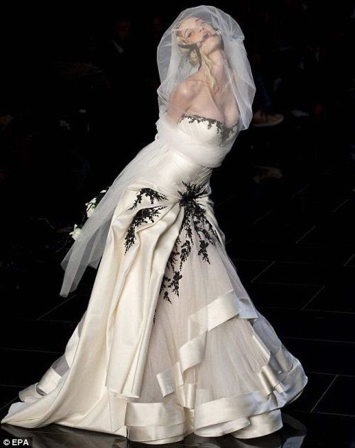 bunnybettyy's tweet photo. the runway bride https://t.co/mFNUtGvr60