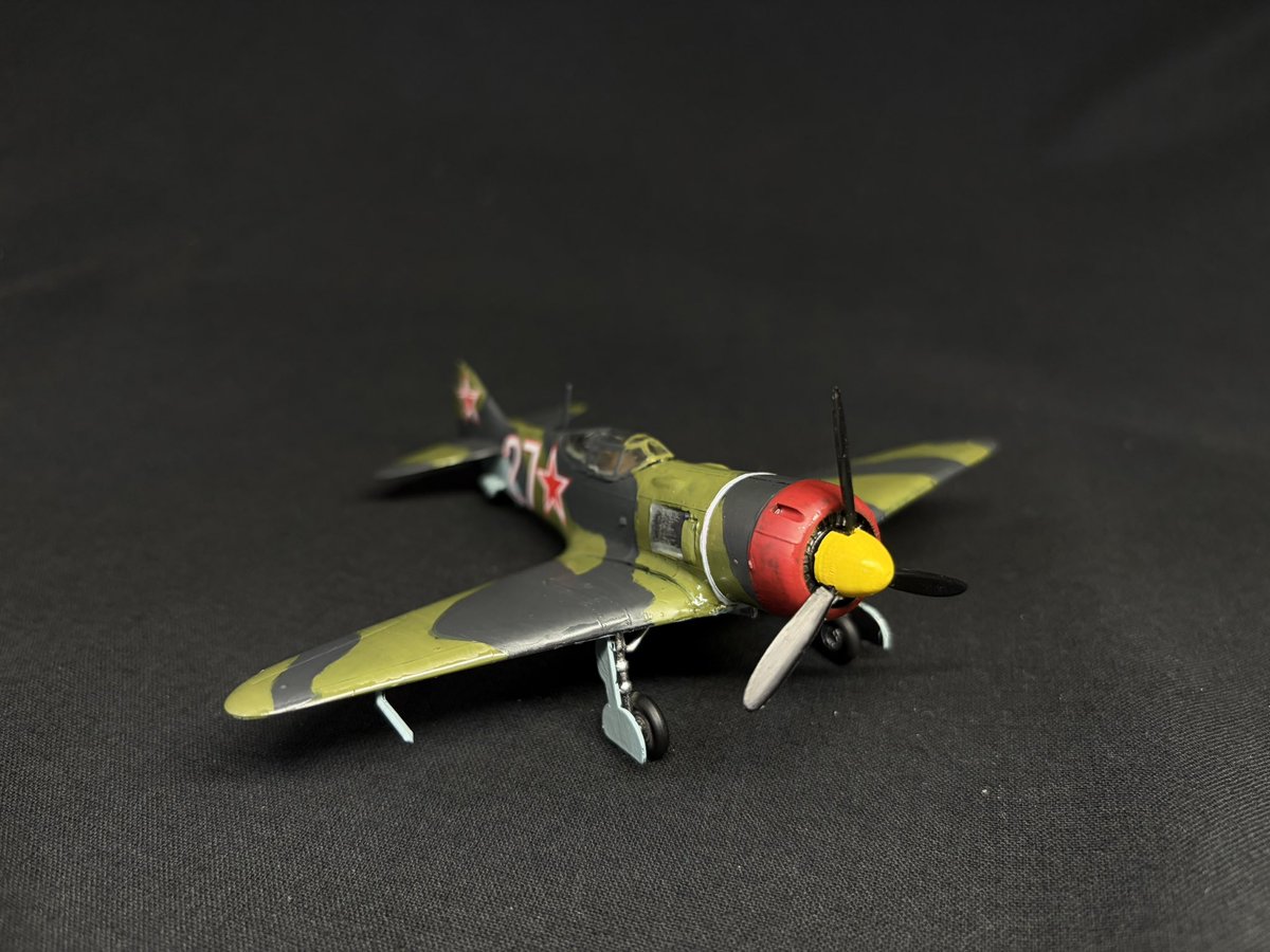 midori9A5FA9's tweet photo. セマー 1/72 ラボーチキンLa-7
完成ですわ〜〜！！

ソ連空軍の戦闘機ですわ
あの国の戦闘機事情よくわからなくて、勉強のために作りました
独特なテーパー翼をしていて私の中のイメージ通りのソ連戦闘機って感じで良かったですわ
#積みプラ崩し大会2026夏 #完成 #20個目 https://t.co/jBqDulKeXS