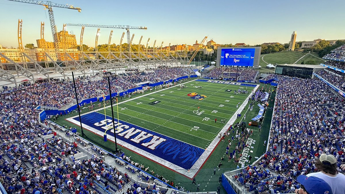cfbcampustour's tweet photo. David Booth Kansas Memorial Stadium from all angles 📸 

📍 Lawrence, Kansas 
🏠 Kansas 
🕰️ Opened in 1921
🪑 32,000 seats (43,000 in 2027🚧)

#RockChalk https://t.co/ahblyrziRj