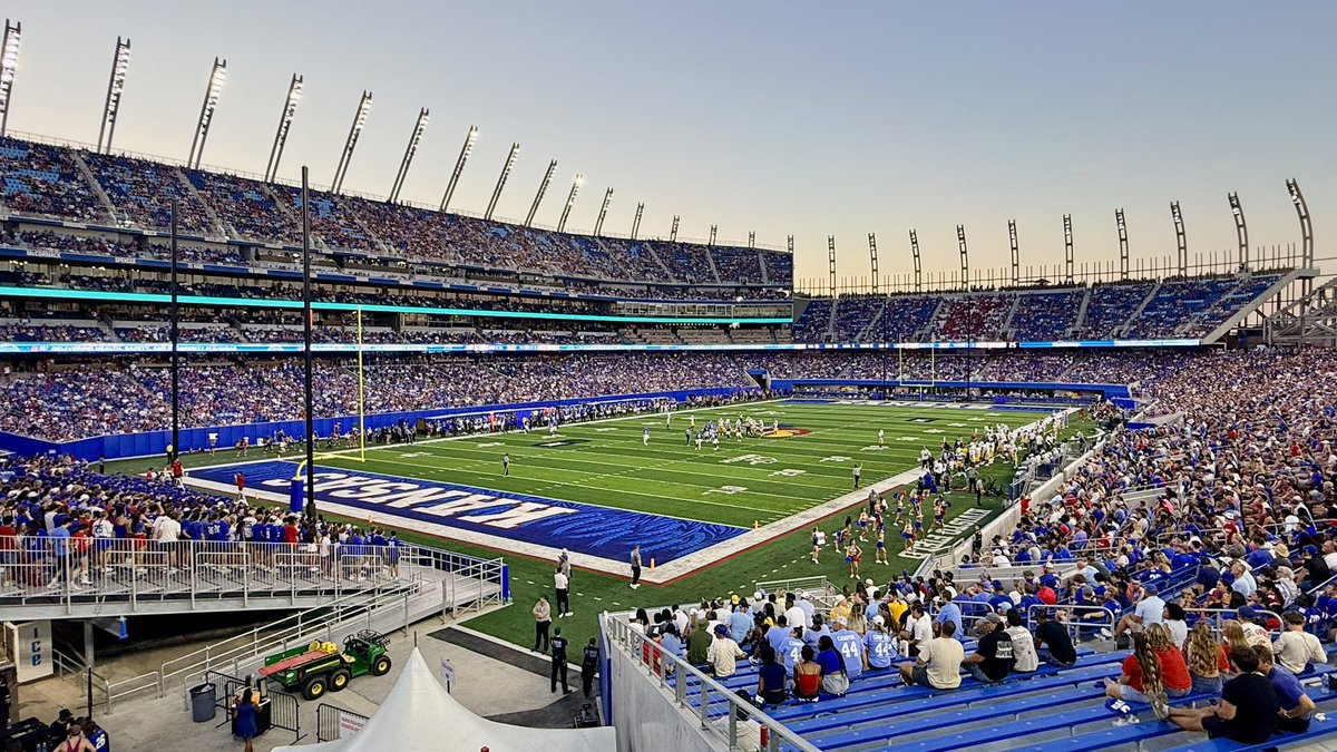cfbcampustour's tweet photo. David Booth Kansas Memorial Stadium from all angles 📸 

📍 Lawrence, Kansas 
🏠 Kansas 
🕰️ Opened in 1921
🪑 32,000 seats (43,000 in 2027🚧)

#RockChalk https://t.co/ahblyrziRj