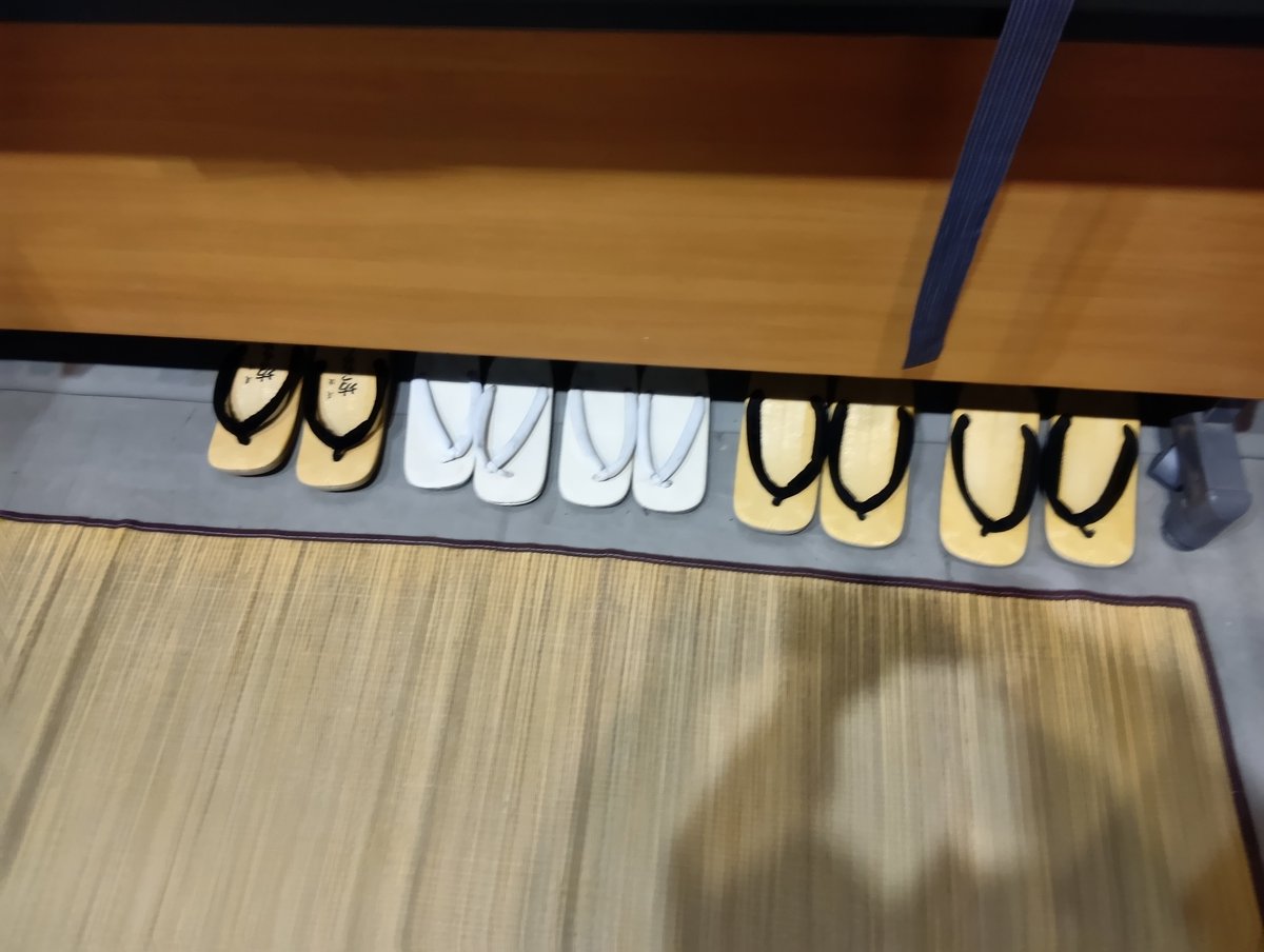 hokkaidorengo's tweet photo. 【テーブルマークこども大会】
中国大会

対局開始です。

さて、いったい誰がこの羽織りハカマを着けるのか！

雪駄も用意しております。

舞台ウラには、着��え用にゴザも。 https://t.co/i6vVqtj6sT