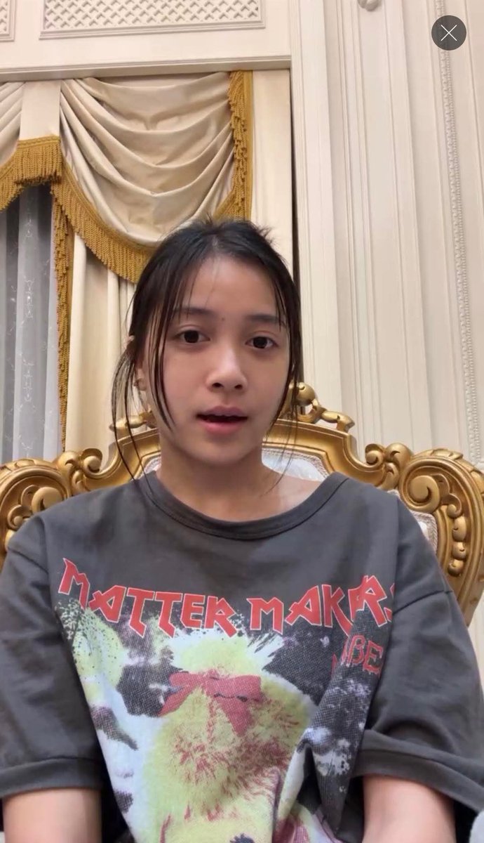 doobnk48tookwan's tweet photo. ไซซ์ที่เล็กลง #BNK48 #HoopBNK48

-ผู้ใหญ่ก็มีดูๆ อยู่กำลังหาที่ที่มันไม่ได้ใหญ่เท่าที่นี่นะคะต้องเข้าใจด้วยว่าจัดเธียเตอร์ทีนึงแล้วพอคนมาไม่ได้เยอะมาก มันก็ทำให้ถัวเฉลี่ยค่าใช้จ่ายไม่ได้
-หนูว่าทางที่ดีที่สุดเธียเตอร์ควรจะกลับมาแบบว่าเป็นไซซ์ที่เล็กลงมากๆ อาจจะไม่เกิน 100 ที่นั่ง https://t.co/3oKFPucXGx