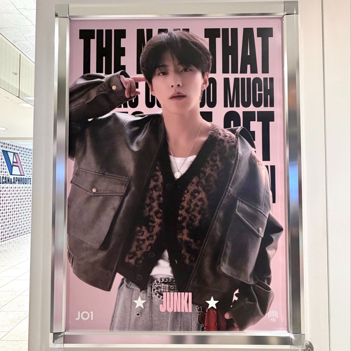 SHIBUYA109NET's tweet photo. \ *.+ﾟ⟡📸#JO1 ソロポスター📸⟡*.+ﾟ /

JO1メンバーのソロポスターが掲出中⭐️
写真を撮って #SHIBUYA109_JO1
のハッシュタグと一緒にSNSでシェアしてね🎵

✔︎ 期間：9月1日(火)〜9月15日(火)

@official_jo1 https://t.co/vU0ya7iMHQ