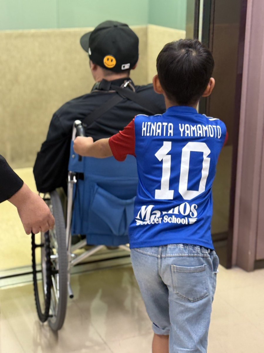 hinagramama's tweet photo. 僕の車椅子を押してくれたひなた君。
大人に沢山裏切られても大人を支える心のある良い子です。ひかげD
#ひなた君を守りたい https://t.co/ZespT7nx9U