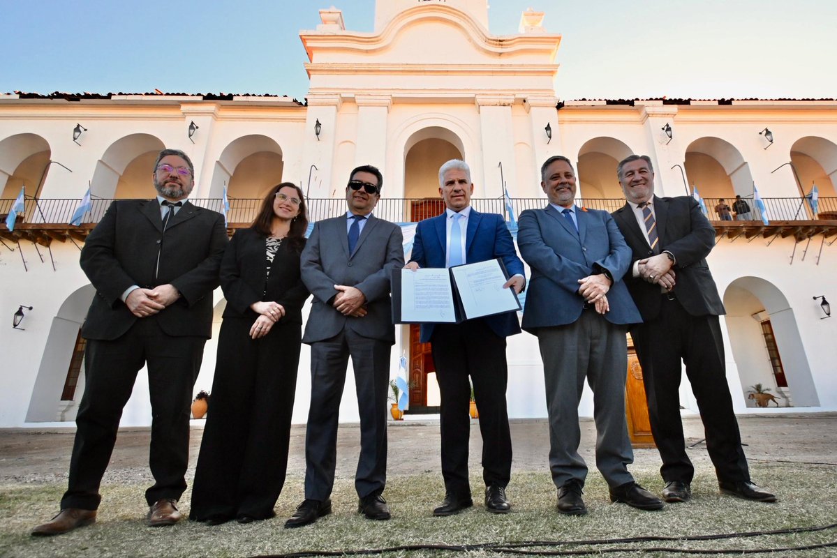 claudiojpoggi's tweet photo. Promulgué la Ley sancionada que “Declara la Necesidad de una Reforma Parcial de la Constitución Provincial”. Participamos de la actividad los tres Poderes del Estado. El eje transversal de la Reforma es el fortalecimiento INSTITUCIONAL de la Pcia. Una mirada positiva hacia el futuro. Muy bien !!