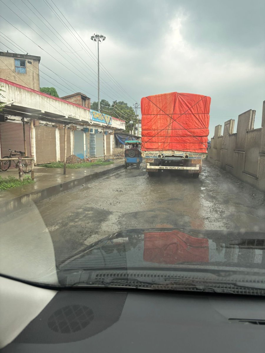 subhrojoys's tweet photo. @NHAI_Official @MORTHIndia Abysmal condition of TOLL road between Debagram to Bara Jagulia (NH-12/WB). Craters, no signage, waterlogging - commuters' lives at risk
What action tkn against Concessionaire / IE / Regional PD? Big talks on tech, zero action on ground. @OfficeOfNG https://t.co/Me8bB31f6o