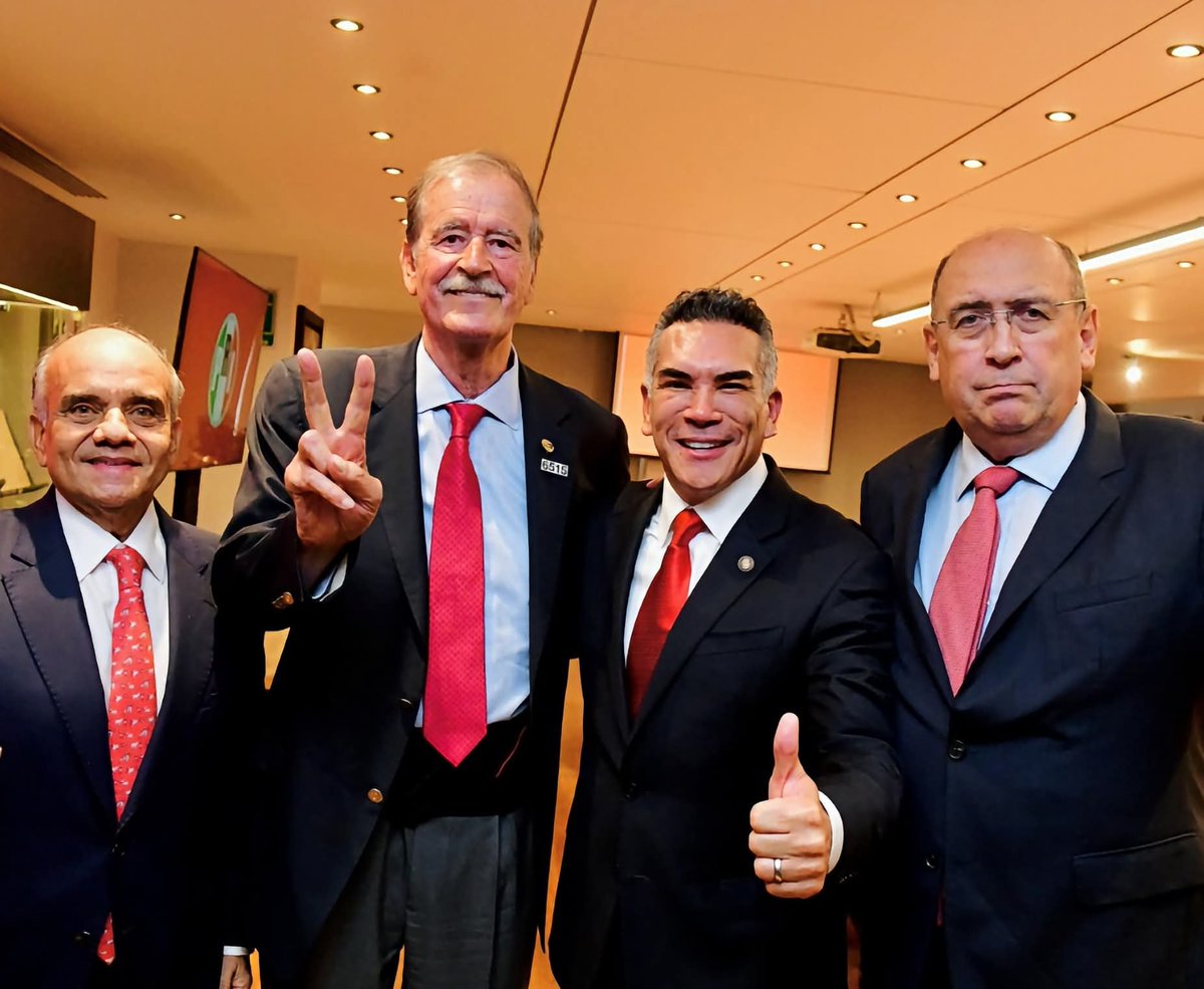 FreddyOliviery's tweet photo. El wei que presumía haber sacado al PRI de Los Pinos con el PRI. 

Y feliz feliz 👇 https://t.co/xIx4lewids