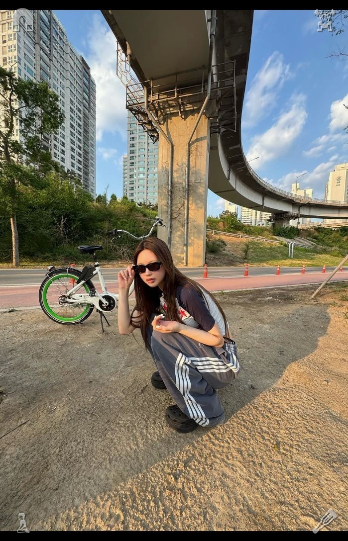 ogichanbanzai's tweet photo. 🛞Hold on until something incredible happens. I make my way to the bus stop, hands tucked snugly into my jacket. The street is bordered by trees, their foliage whispering softly in the light wind, and I nudge a tiny pebble ahead of me, observing it bounce a couple of times befor https://t.co/KMuqu9uEv9