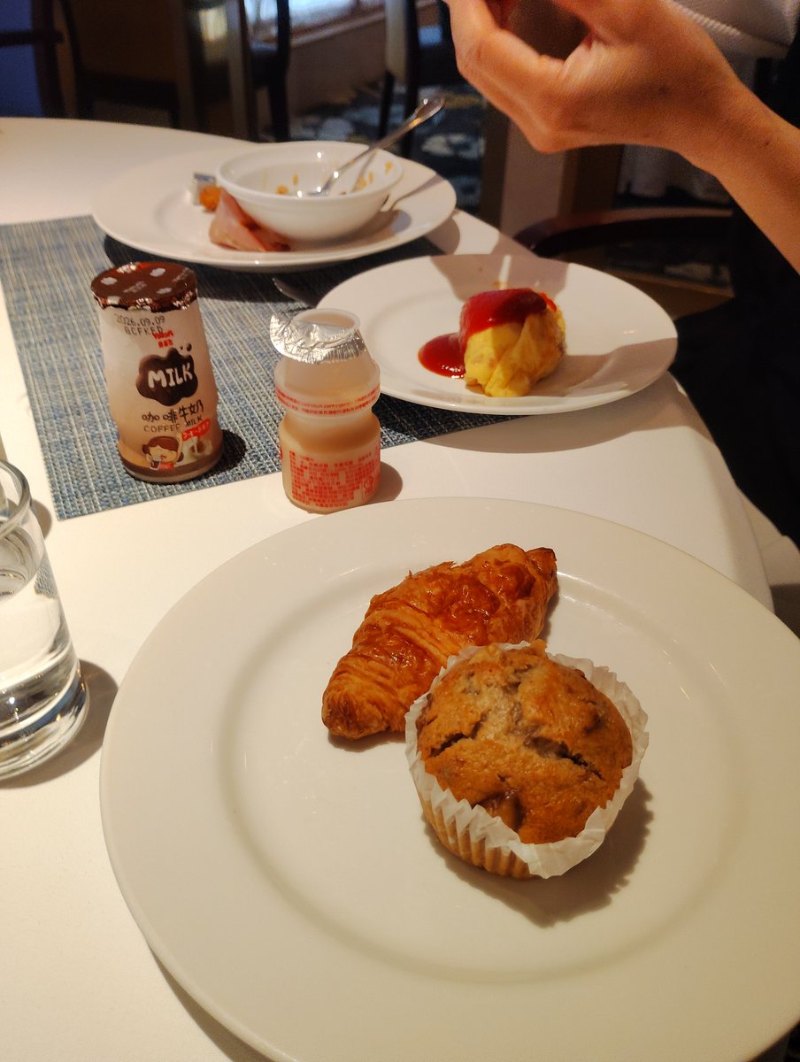 acaciacafe77's tweet photo. 台湾旅行2日目♪朝食はホテルのビュッフェで。彩り豊かなパンと、あっさりテイストの魯肉飯が美味し〜。

#台湾旅行 https://t.co/kDRKHtbIbb