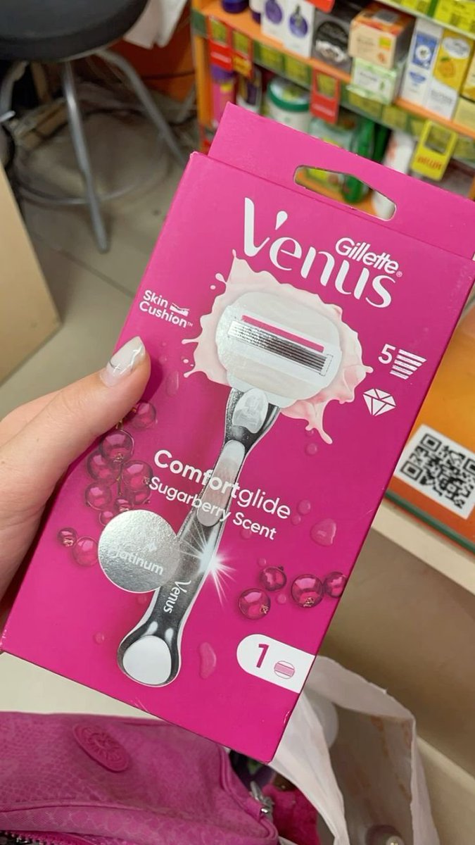 zulfareni4's tweet photo. Girl to girl, sini deh merapat 😭🫶

Ternyata ada loh cukuran yang nyaman banget dipakai dan nggak bikin kulit iritasi sama sekali, Venus Pink ini punya 5 blade yang bikin cukuran lebih smooth dan nggak gampang bikin kulit rewel 🩷 https://t.co/eN32jlRhY0