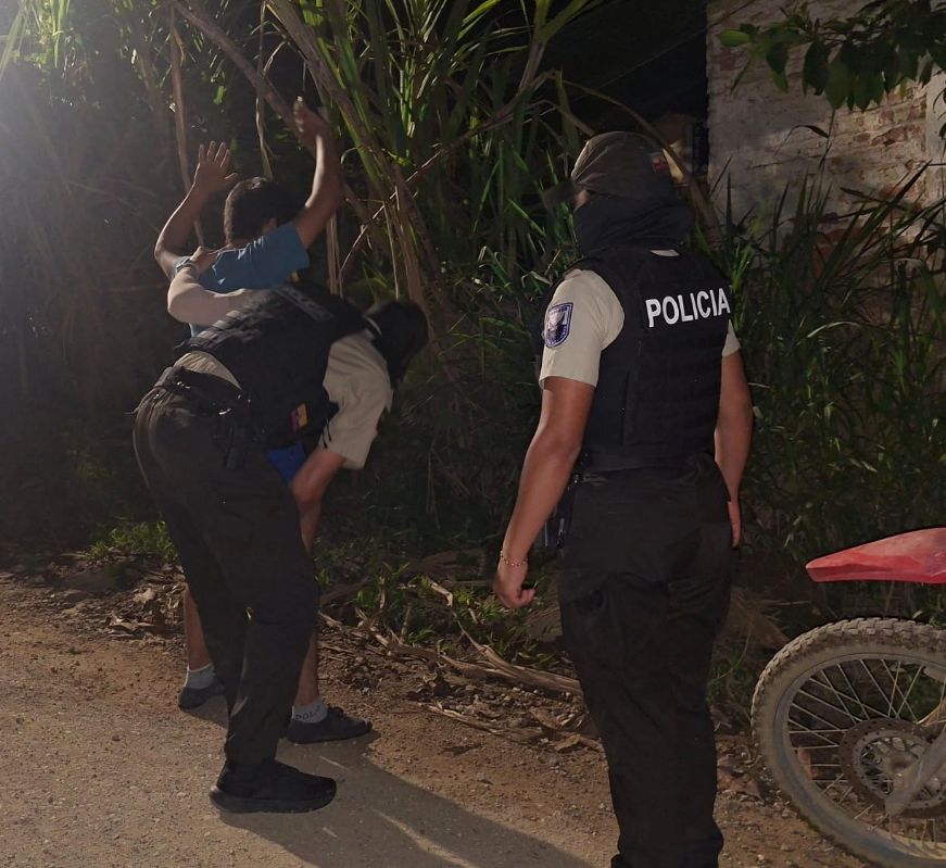 PoliciaEcZona7's tweet photo. 🚓 🚧 OPERATIVO CAMEX 

En Chinchipe #ZamoraChinchipe, ejecutamos el operativo CAMEX, fortaleciendo los controles de armas, municiones y explosivos en diferentes sectores del territorio, garantizando una movilidad segura.

#EstrategiaOperacional3D
#ServirYProtegerConFirmeza https://t.co/JEYE88tVSj