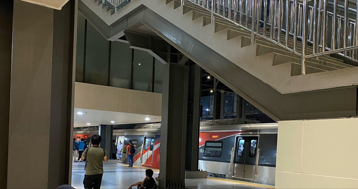 sineeya's tweet photo. @txttransportasi Ini tipe kereta yg sama, min? Pintu gerbong lain udh ketutup, ada satu yg ga nutup2, sampe harus dibantu tutup sm pak satpam.. https://t.co/DZJ2SLVEiX