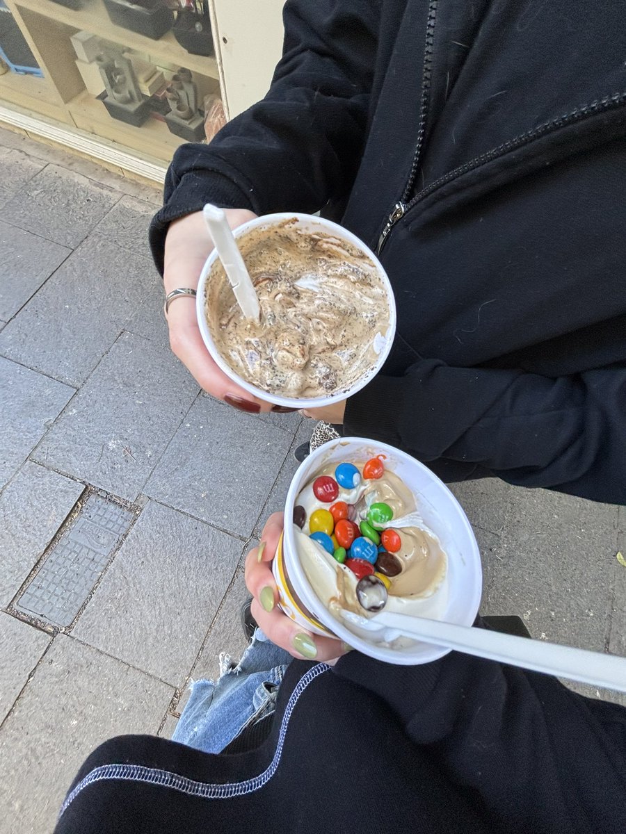 oreruatgs's tweet photo. el rasta me regalo fr por mi fc, kiku saco entradas para ir a ver a maria becerra y tomamos heladito, vicki me hizo el aguante toda la mañana me dio una seca y me hizo cafecito, jordi compro hamburguecitas, tincho el otro día me invito a almorzar. Realmente vivo por mis amigos https://t.co/OWWMLUnU19