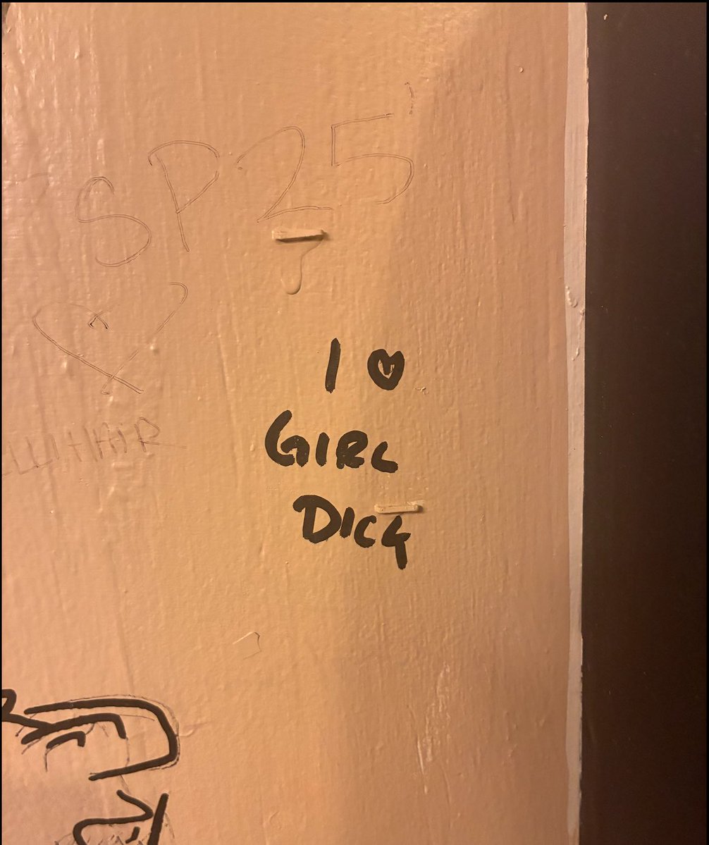 GenericTgirl420's tweet photo. Bar graffiti just like me fr https://t.co/D73O75vyFF