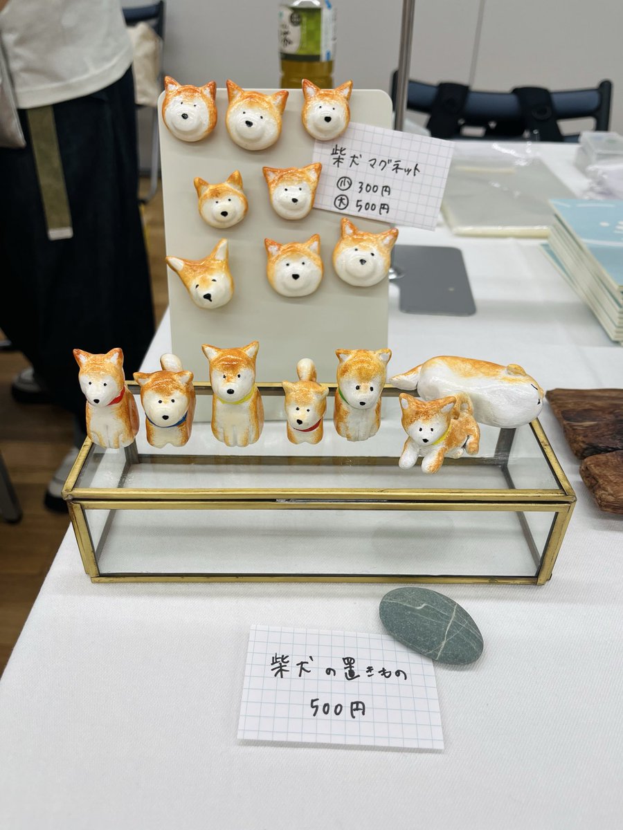 mimi_7930's tweet photo. #ZINEフェス動物 設営完了しました〜！
マグネットたちを並べたら、パン屋さんみたいになった🍞

📍ブース：I列-11 

お隣の三田さん @ginkcmnee との合同フリーペーパーもあります◎
テーマは「もし昔飼っていたペットに今相談するなら」です！
ぜひ見に来てください〜🐕 https://t.co/v7hi9GcLAc